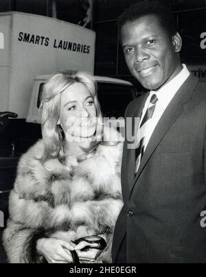 Sidney Poitier und Suzy Kendall, um 1967. Stockfoto