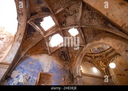 Eine Ansicht von unten einer beschädigten Kuppel der alten Kirche in der Stadt Belchite in Spanien Stockfoto