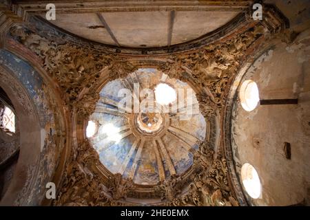 Eine Ansicht von unten einer beschädigten Kuppel der alten Kirche in der Stadt Belchite in Spanien Stockfoto