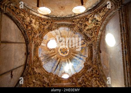Eine Ansicht von unten einer beschädigten Kuppel der alten Kirche in der Stadt Belchite in Spanien Stockfoto