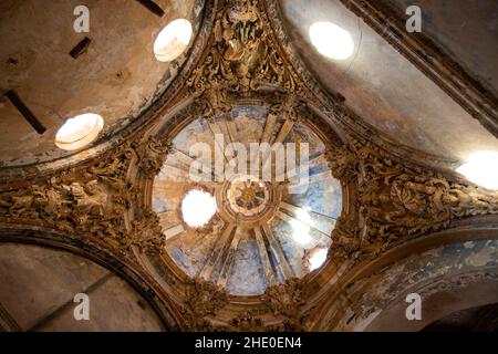 Eine Ansicht von unten einer beschädigten Kuppel der alten Kirche in der Stadt Belchite in Spanien Stockfoto