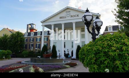 Rust, Deutschland-Juli 6,21: Blick auf das Themenhotel Bell Rock im Europapark, dem größten Themenpark deutschlands Stockfoto