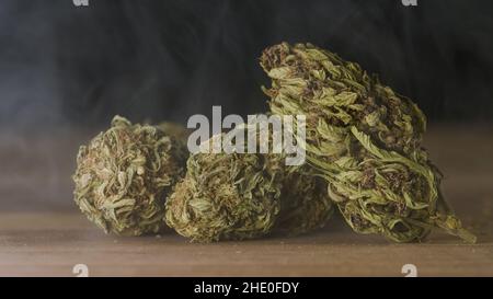 Trocken getrimmte Marihuanakrautknospen, bereit zum Rauchen. Medizinisches Cannabis. Stockfoto