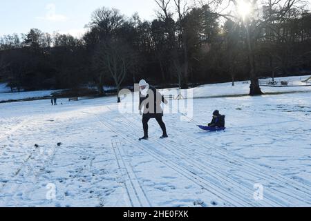 Peebles, Scottish Borders. 7th Jan 22.Schnee hat Schottland über Nacht übertönt, zur Freude der 10-jährigen Amelia Baggs aus Edinburgh, die ihr Winterrodelerlebnis im Wunderland während einer Reise nach Peebles in den Scottish Borders genossen hat. Kredit: eric mccowat/Alamy Live Nachrichten Stockfoto