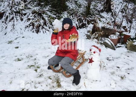 Peebles, Scottish Borders. 7th Jan 22.Schnee hat Schottland über Nacht übertönt, zur Freude der 10-jährigen Amelia Baggs aus Edinburgh, die ihr Winterrodelerlebnis im Wunderland während einer Reise nach Peebles in den Scottish Borders genossen hat. Kredit: eric mccowat/Alamy Live Nachrichten Stockfoto