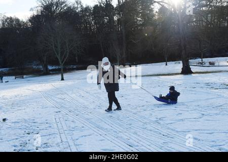 Peebles, Scottish Borders. 7th Jan 22.Schnee hat Schottland über Nacht übertönt, Mutter und Kind schlitten durch den Hay Lodge Park in Peebles, Scottish Borders . PIC Credit: eric mccowat/Alamy Live News Stockfoto