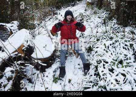 Peebles, Scottish Borders. 7th Jan 22 Peebles, Scottish Borders. UK .Snow hat Schottland über Nacht übertönt, zur Freude der 10-jährigen Amelia Baggs aus Edinburgh, die ihr Wintermärchenrodelerlebnis während einer Reise nach Peebles in den Scottish Borders genossen hat. Kredit: eric mccowat/Alamy Live Nachrichten Stockfoto