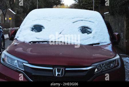 Peebles, Scottish Borders. 7th Jan 22.Schnee hat Schottland über Nacht verblenckt. Ein glücklicher Honda in Peebles an den Schottischen Grenzen. Kredit: eric mccowat/Alamy Live Nachrichten Stockfoto