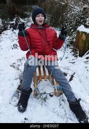 Peebles, Scottish Borders. 7th Jan 22.Schnee hat Schottland über Nacht übertönt, zur Freude der 10-jährigen Amelia Baggs aus Edinburgh, die ihr Winterrodelerlebnis im Wunderland während einer Reise nach Peebles in den Scottish Borders genossen hat. Kredit: eric mccowat/Alamy Live Nachrichten Stockfoto