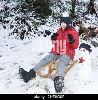 Peebles, Scottish Borders. 7th Jan 22 Peebles, Scottish Borders. UK .Snow hat Schottland über Nacht übertönt, zur Freude der 10-jährigen Amelia Baggs aus Edinburgh, die ihr Wintermärchenrodelerlebnis während einer Reise nach Peebles in den Scottish Borders genossen hat. Kredit: eric mccowat/Alamy Live Nachrichten Stockfoto