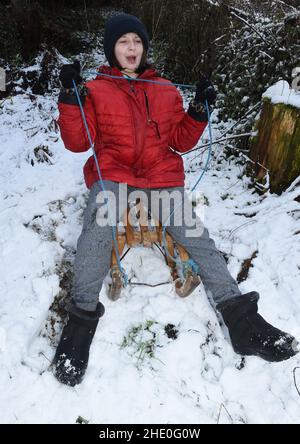 Peebles, Scottish Borders. 7th Jan 22.Schnee hat Schottland über Nacht übertönt, zur Freude der 10-jährigen Amelia Baggs aus Edinburgh, die ihr Winterrodelerlebnis im Wunderland während einer Reise nach Peebles in den Scottish Borders genossen hat. Kredit: eric mccowat/Alamy Live Nachrichten Stockfoto