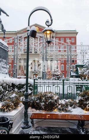 Moskau, Russland - 20. Dezember 2021 , Weihnachtsbaum mit Kugeln auf dem Hintergrund Architektur des Moskauer Tverskaya-Platz und das Gebäude der Municipali Stockfoto