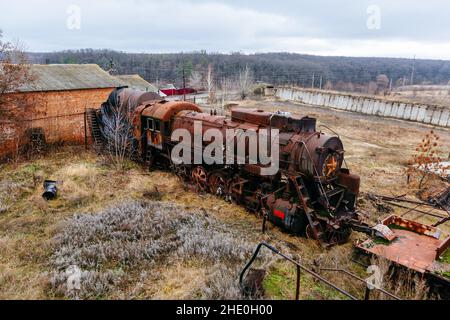 Alte rostige verlassene Dampflokomotive, Luftaufnahme. Stockfoto
