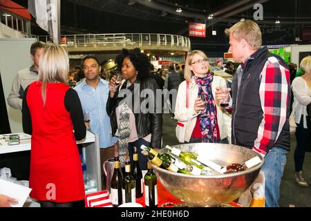 Johannesburg, Südafrika - 22. September 2013: Besucher, die sich mit Ausstellern auf der Food and Wine Expo befassen Stockfoto