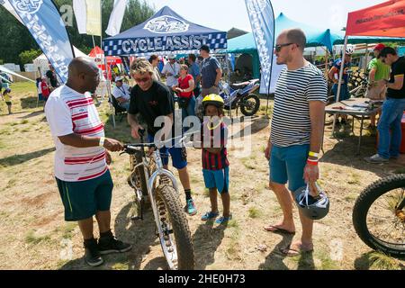 Johannesburg, Südafrika - 25. Oktober 2014: Leute erkunden Aktivitäten auf der Africa Cycle Fair und Expo Stockfoto