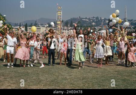 VERÖFFENTLICHUNGSDATUM: 16. Juni 1978. FILMTITEL: Fett. STUDIO: Paramount Pictures. REGIE: Randal Kleiser. PLOT: Good girl Sandy und Greaser Danny haben sich im Sommer verliebt. Aber wenn sie unerwartet feststellen, dass sie jetzt in der gleichen High School sind, werden sie in der Lage sein, ihre Romantik neu zu entfachen. MIT OLIVIA NEWTON-JOHN als Sandy, JOHN TRAVOLTA als Danny. (Kreditbild: © Paramount Pictures/Entertainment Pictures) Stockfoto