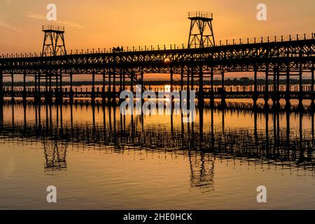 Sonnenuntergang über dem Rio Tinto Pier, Huelva, Andalusien, Spanien Stockfoto