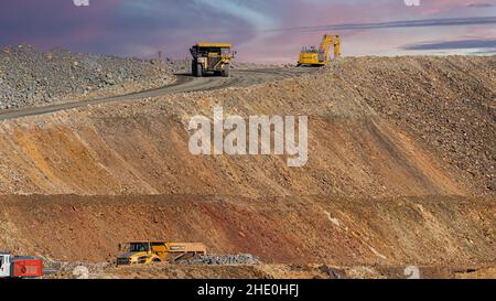 Mina del Riotinto, Huelva, Spanien - Oktober 10 2021: Bergbaumaschinen für die Gewinnung von Eisenerz und Kupfer, industrieller Bergbau in Spanien Stockfoto