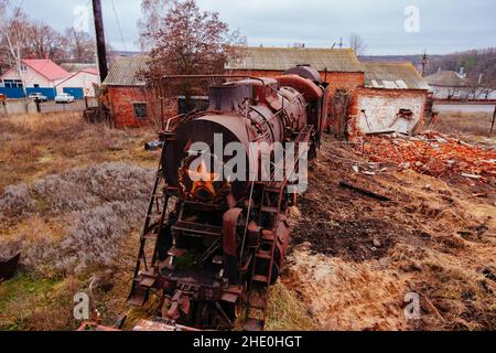Alte rostige verlassene Dampflokomotive, Luftaufnahme. Stockfoto