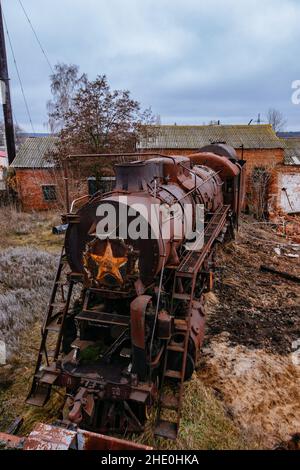 Alte rostige verlassene Dampflokomotive, Luftaufnahme. Stockfoto
