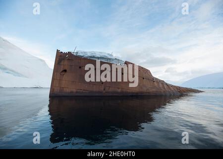 Das gouvernoranische Schiffswrack liegt im Hafen von Foyn, Enterprise Islands, Antarktis. Stockfoto