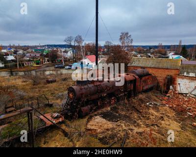 Alte rostige verlassene Dampflokomotive, Luftaufnahme. Stockfoto