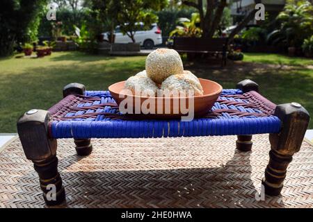 Tilgul ladoo Rezept. Weiße Sesamsamen mit Zuckerrübenzucker überzogen. Indische süße Kugeln serviert gegessen indischen traditionellen mithai til bati Stockfoto