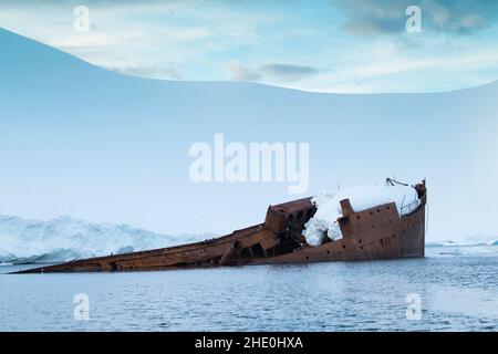 Das gouvernoranische Schiffswrack liegt im Hafen von Foyn, Enterprise Islands, Antarktis. Stockfoto