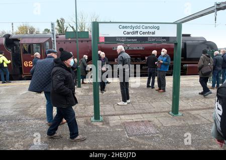 Bewunderer umgeben Princess Coronation Class 6233 Duchess of Sutherland am Bahnhof Cardiff Central mit einem speziellen Dampfzug. Stockfoto