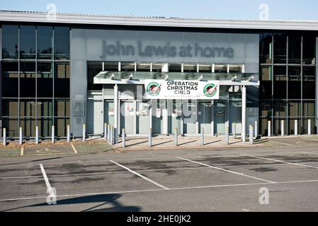 Ein geschlossenes John Lewis-Geschäft, das als Sammelstelle für die Operation Christmas Child in Tunbridge Wells, Kent, Großbritannien, genutzt wird Stockfoto