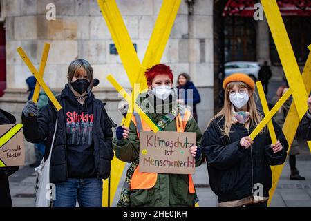 München, Deutschland. 07th Januar 2022. Bis zu 200 Klimaaktivisten versammelten sich am 7. Januar 2022 in München, um für mehr Klimaschutz und für den Schutz des Dorfes Luetzerath zu protestieren, das von RWE zur Kohleförderung zerstört wird. (Foto: Alexander Pohl/Sipa USA) Quelle: SIPA USA/Alamy Live News Stockfoto