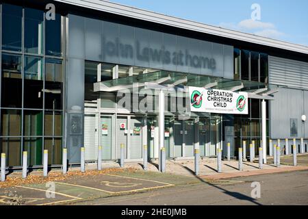 Ein geschlossenes John Lewis-Geschäft, das als Sammelstelle für die Operation Christmas Child in Tunbridge Wells, Kent, Großbritannien, genutzt wird Stockfoto