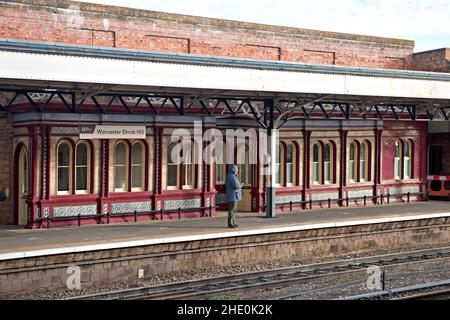 Die restaurierten und renovierten Passagierwarteräume am Bahnhof Worcester Shrub Hill, Großbritannien Stockfoto