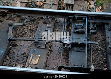Mechanisch betätigte Punkte, die die gegenüberliegende Punktverriegelung am Bahnhof Worcester zeigen Stockfoto