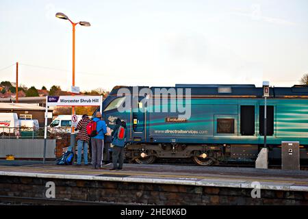 Direct Rail Services Diesel-Elektrolokomotive der Klasse 88 „Evolution“ wartet mit einem Güterzug am Bahnhof Worcester Strauch Hill, England Stockfoto