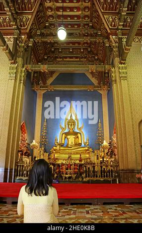 Atemberaubendes goldenes Haupt-Buddha-Bild, das in der Ordinationshalle des Wat Benchamabophit (Marmortempel), Bangkok, Thailand, verankert ist Stockfoto