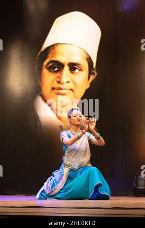 Sheetal Kolwalkar führt klassischen Kathak-Tanz auf Swaramangesh 2021 durch, dem Master Dinanath Mangeshkar Memorial Classical Music & Dance Festival Stockfoto