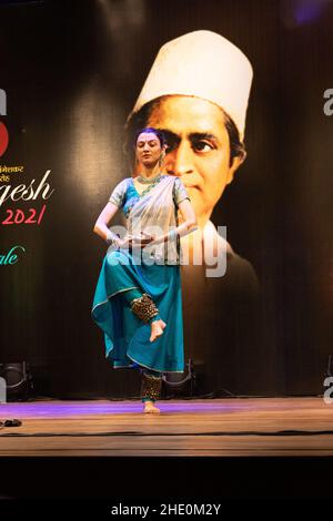 Sheetal Kolwalkar führt klassischen Kathak-Tanz auf Swaramangesh 2021 durch, dem Master Dinanath Mangeshkar Memorial Classical Music & Dance Festival Stockfoto