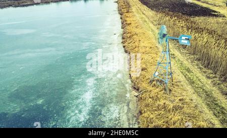 Windmühle in kalter Landschaft Stockfoto