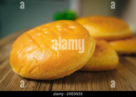 Zwei Hamburger-Buns mit Sesamsamen, isoliert in einer Küche, leere Hamburger-Buns, hausgemachte süße Brioche Hamburger-Buns, die fertig zum Essen sind Stockfoto
