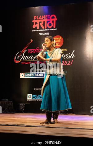 Sheetal Kolwalkar führt klassischen Kathak-Tanz auf Swaramangesh 2021 durch, dem Master Dinanath Mangeshkar Memorial Classical Music & Dance Festival Stockfoto