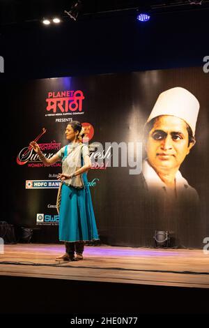 Sheetal Kolwalkar führt klassischen Kathak-Tanz auf Swaramangesh 2021 durch, dem Master Dinanath Mangeshkar Memorial Classical Music & Dance Festival Stockfoto