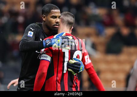 Mike Maignan vom AC Mailand umarmt Theo Hernandez vom AC Mailand während des Fußballspiels der Serie A 2021/22 zwischen dem AC Mailand und AS Roma im Giuseppe Meazza Sta Stockfoto