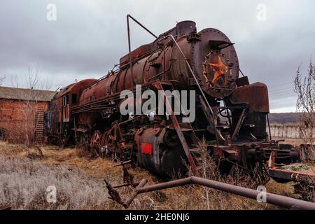 Alte rostige verlassene Dampflokomotive, Luftaufnahme. Stockfoto