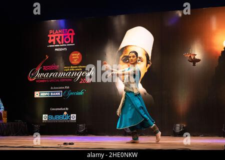 Sheetal Kolwalkar führt klassischen Kathak-Tanz auf Swaramangesh 2021 durch, dem Master Dinanath Mangeshkar Memorial Classical Music & Dance Festival Stockfoto