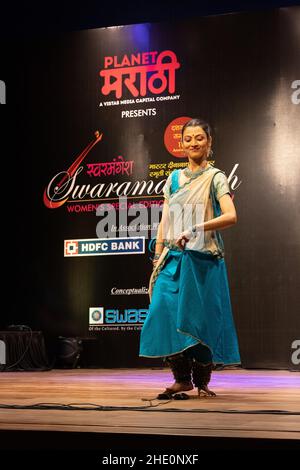 Sheetal Kolwalkar führt klassischen Kathak-Tanz auf Swaramangesh 2021 durch, dem Master Dinanath Mangeshkar Memorial Classical Music & Dance Festival Stockfoto