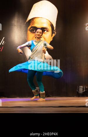 Sheetal Kolwalkar führt klassischen Kathak-Tanz auf Swaramangesh 2021 durch, dem Master Dinanath Mangeshkar Memorial Classical Music & Dance Festival Stockfoto
