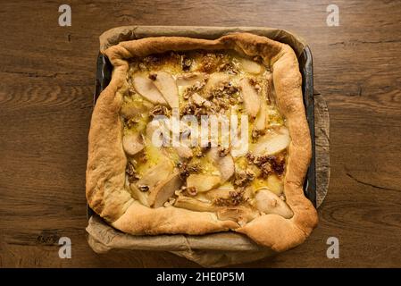 Tarte mit Birne und Nüssen Draufsicht auf Holzhintergrund Stockfoto