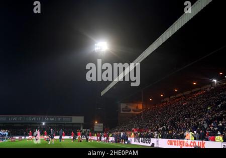 Die Spieler von Swindon Town und Manchester City gehen vor dem dritten Spiel des Emirates FA Cup auf dem Energy Check County Ground, Swindon, aus. Bilddatum: Freitag, 7. Januar 2022. Stockfoto