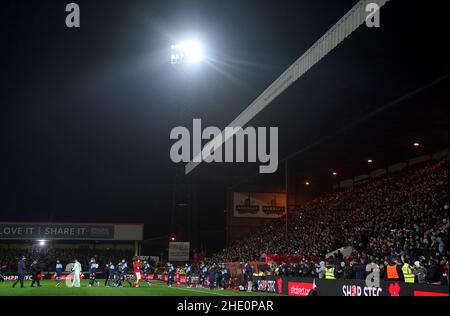 Die Spieler von Swindon Town und Manchester City gehen vor dem dritten Spiel des Emirates FA Cup auf dem Energy Check County Ground, Swindon, aus. Bilddatum: Freitag, 7. Januar 2022. Stockfoto